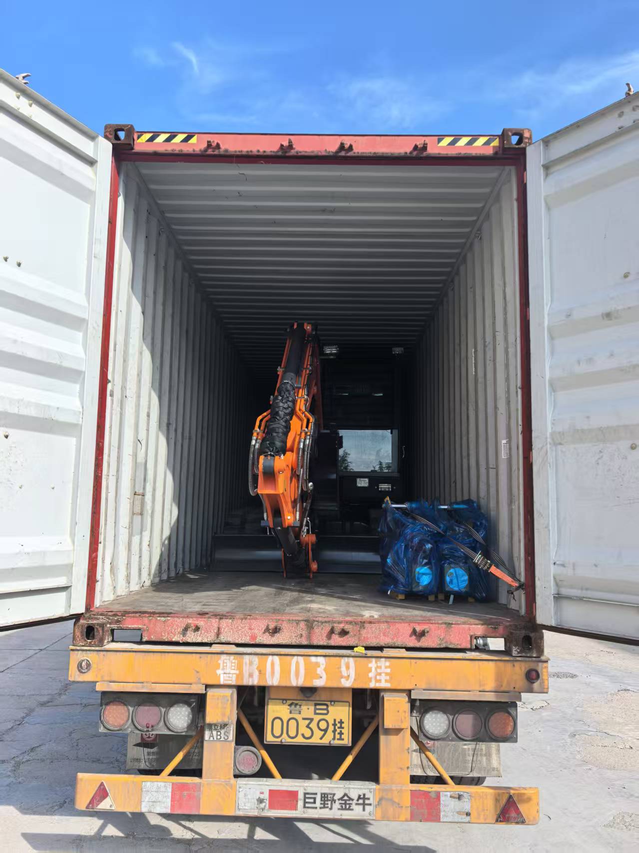 Duas escavadeiras 6.5T foram despachadas