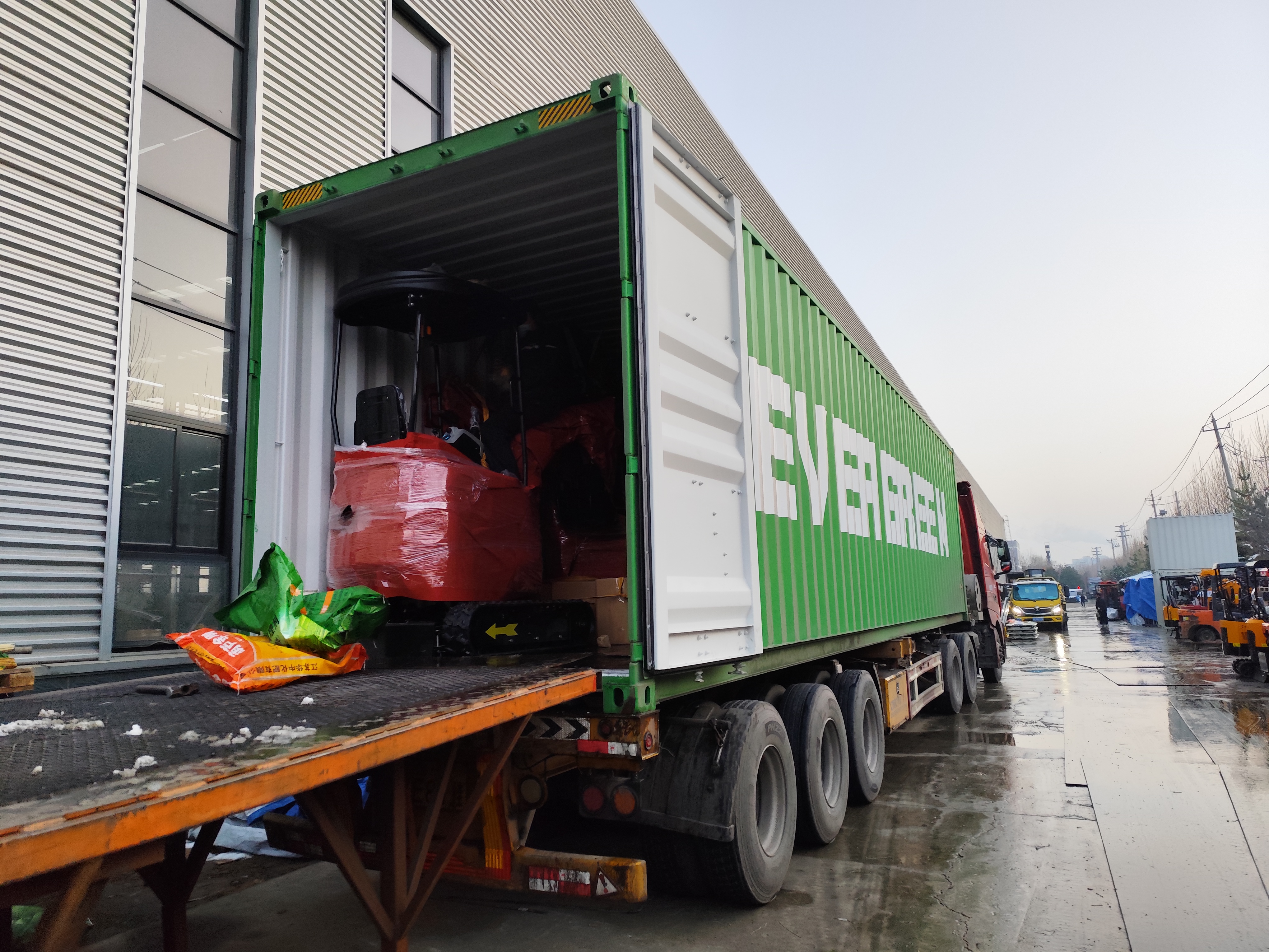 Produção de miniescavadeira para cliente francês concluída e enviada