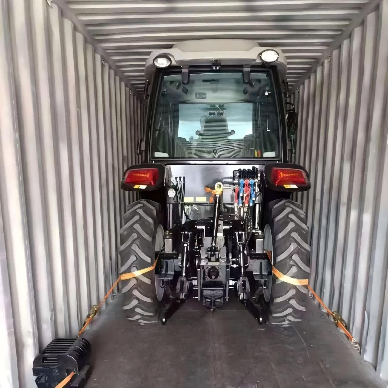 Foi entregue o trator 50HP customizado para o cliente panamenho.