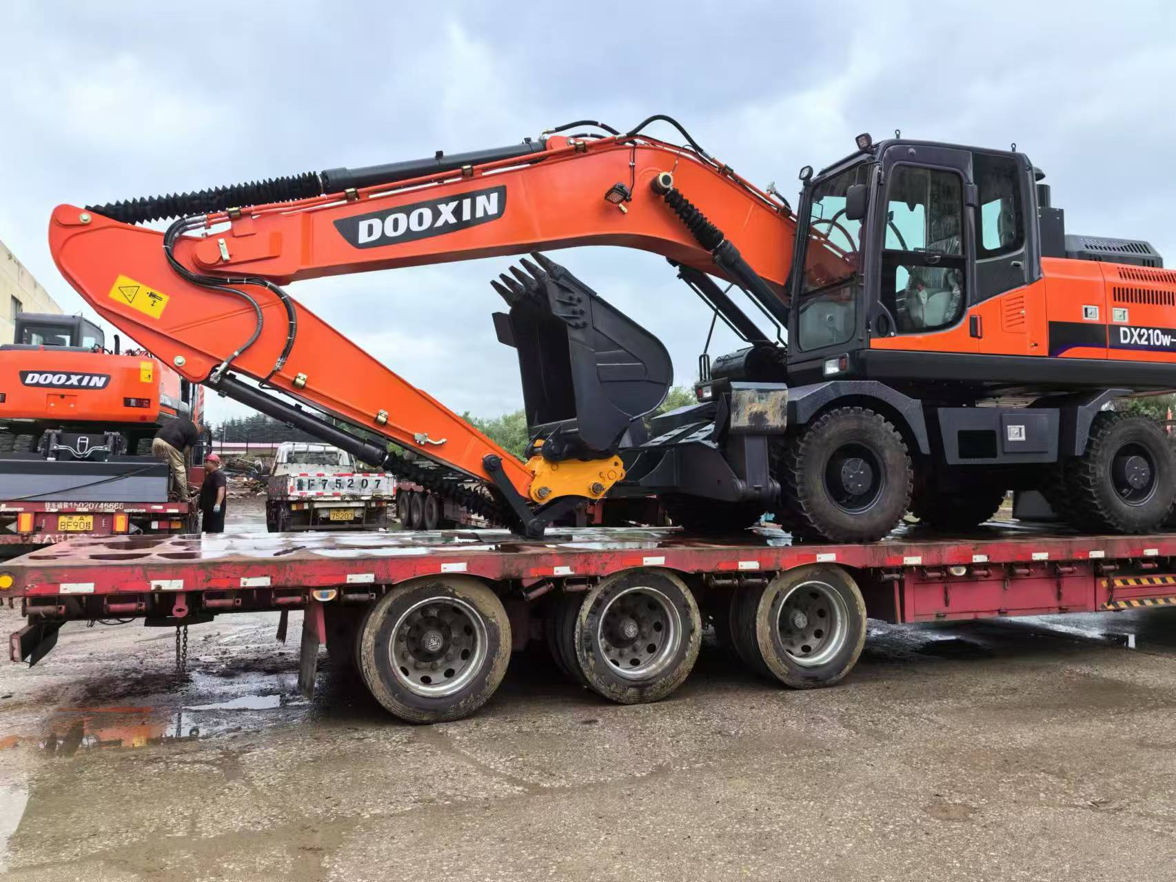 Escavadeira de rodas DX210 é exportada em lotes para África